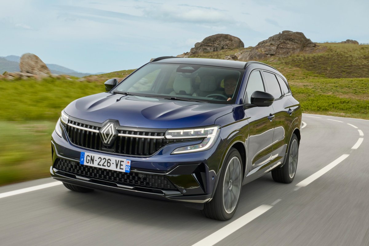MotoresDriving's tweet photo. Y de la gustada sección: Se Vale Soñar...
El Renault Espace es ahora más un SUV con un motor E-Tech full hybrid de 200 CV y consumo de combustible de 4,6 l/100 km, que le permite una autonomía de hasta 1.100 kilómetros con el depósito lleno. No vendrá a México. @RenaultMX Lástima https://t.co/ZBLi8q2hB2