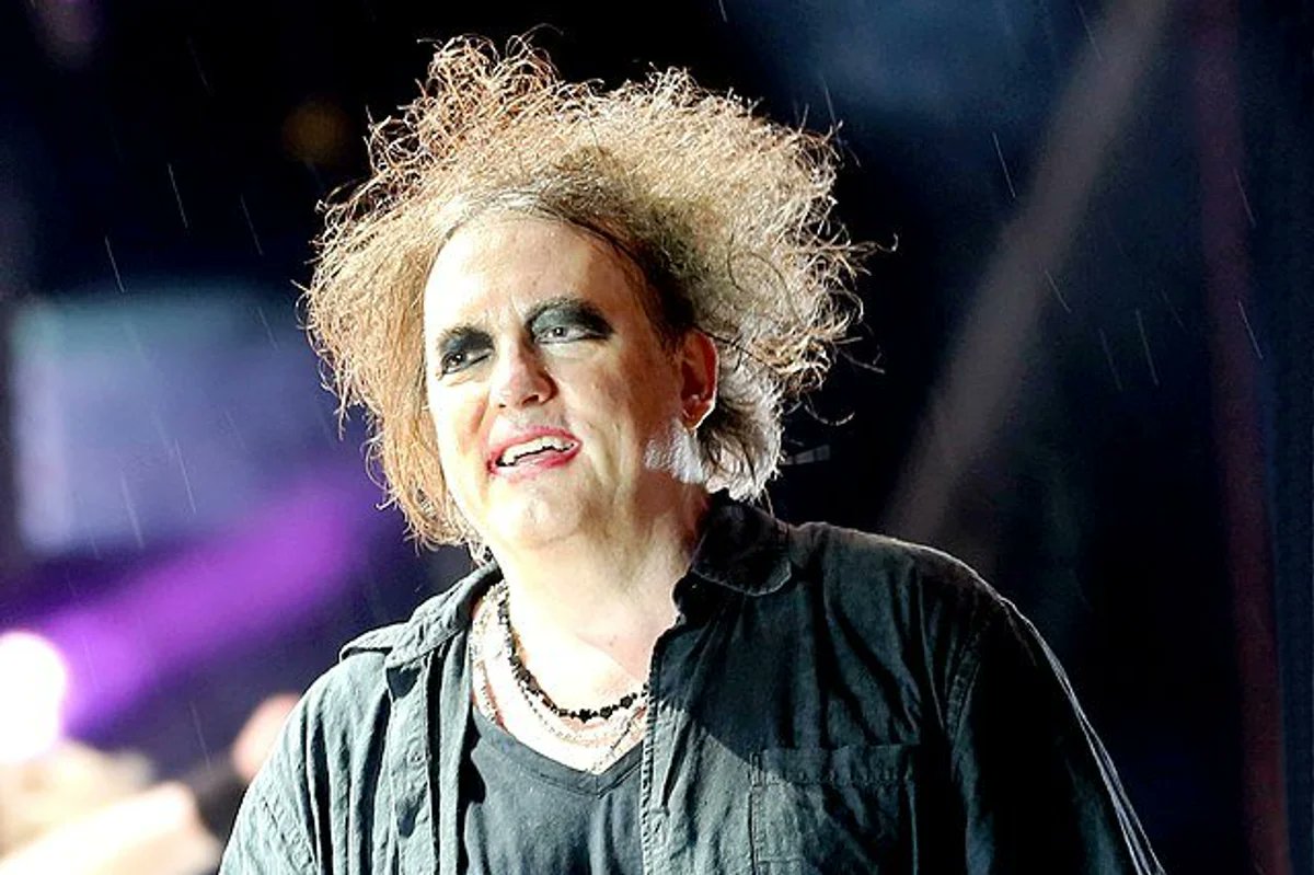 Okay. Hear me out. Robert Smith as Pennywise. Somebody make this happen. Or Goddammit, I will. @thecure #IT