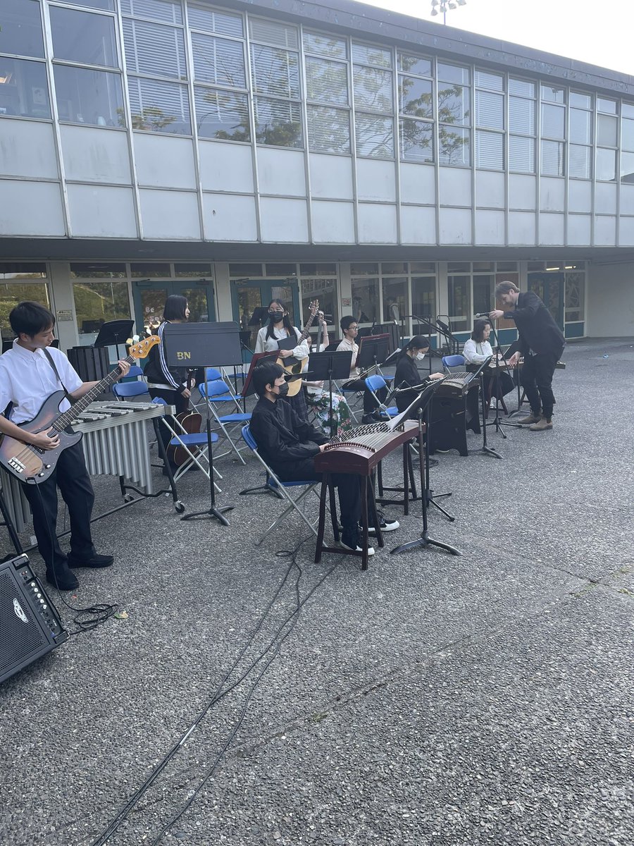 What more can you ask for?  A sunny evening and Jazz in the Horseshoe at Burnaby North!  A huge “Thank You” to Mr Hislop, his helpers, and his students for the music and dinner!!