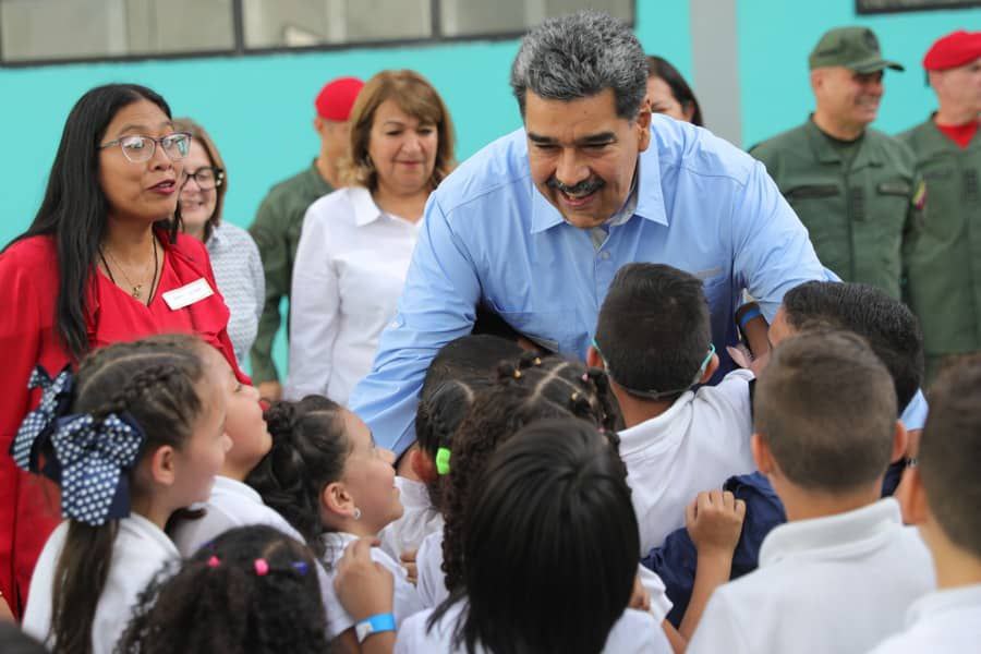 Con el propósito de constatar los avances en los planteles educativos de Caracas y el resto del país, acompañamos al conductor de victorias <a href="/NicolasMaduro/">Nicolás Maduro</a> a la  jornada de trabajo para ofrecer un balance de las BRICOMILES. 

@MPPEDUCACION