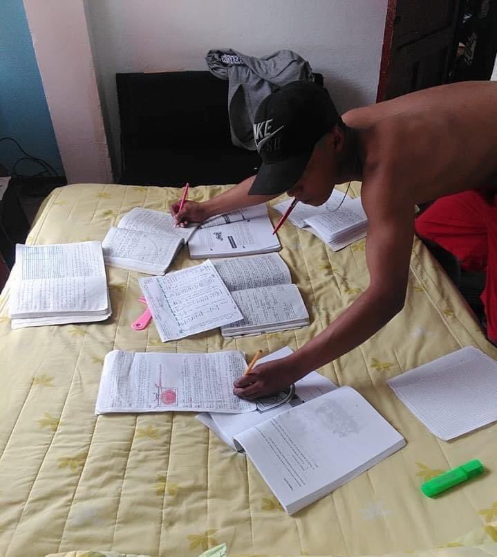 RayaneMathiell1's tweet photo. Estudando que nem corna msm sabendo que serei humilhada 😴 https://t.co/oYYnP07np5
