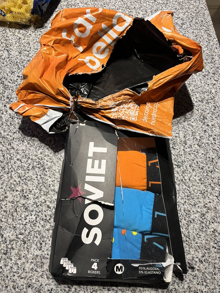 JoseCarvj's tweet photo. #CyberDay2023 @FalabellaAyuda #falabella #fcom @SERNAC  #cyber Simplemente queda reír 😆 confiando en falabella para comprar unos boxers y viene con 1 robado y en estas condiciones 🤣 se pasaron!!! https://t.co/AC3jlEFdhb