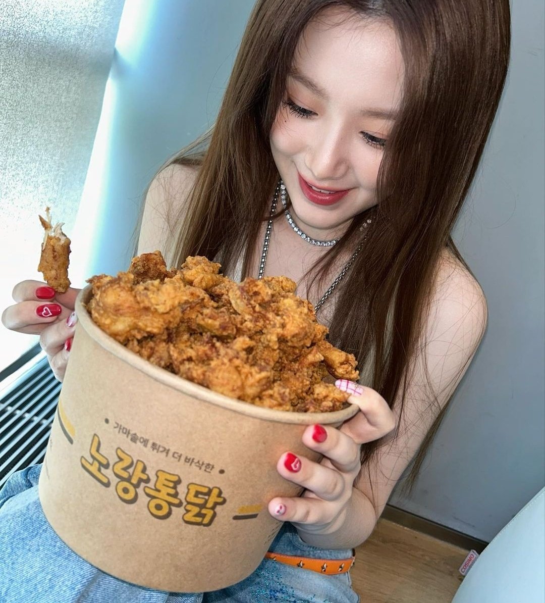 idle_chile's tweet photo. [ #SHUGRAM | 230601 ] ♠️ 

Actualización de #SHUHUA vía Instagram

"Yummy~ ¡Nuestro pollo Cheongyang es tan delicioso! 🤎
Por favor, ama mucho nuestro pollo amarillo. Delicioso! 💋"
_
cr: yeh.shuaa_
[ maru 🐁 ]
—
#GIDLE #MIYEON #MINNIE #SOOJIN #SOYEON #SHUHUA #YUQI https://t.co/mVKEc2TVVT