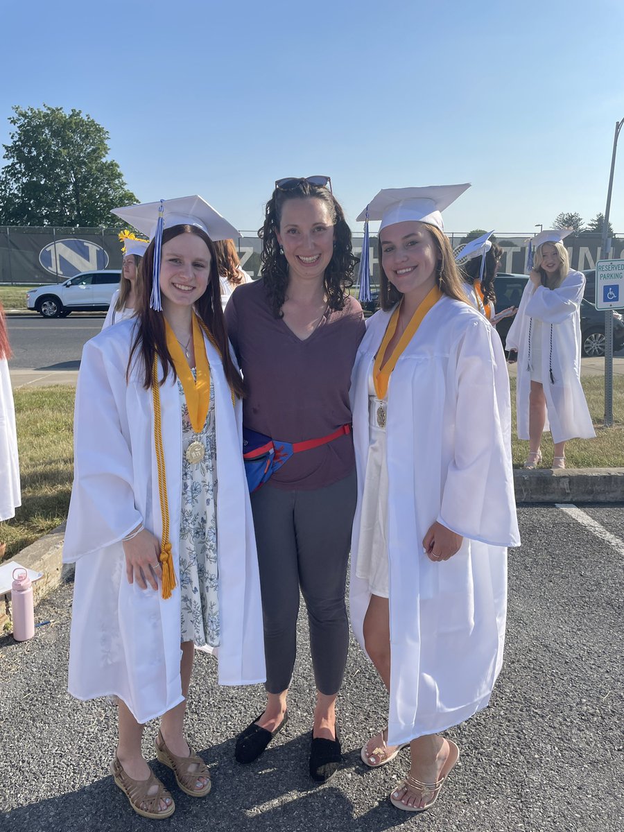 LanaArlene's tweet photo. Congratulations class of 2023! 🥳 Especially my art students! 🔵🦅🎨 We’re so proud of all of you! https://t.co/q6SOH37qYN