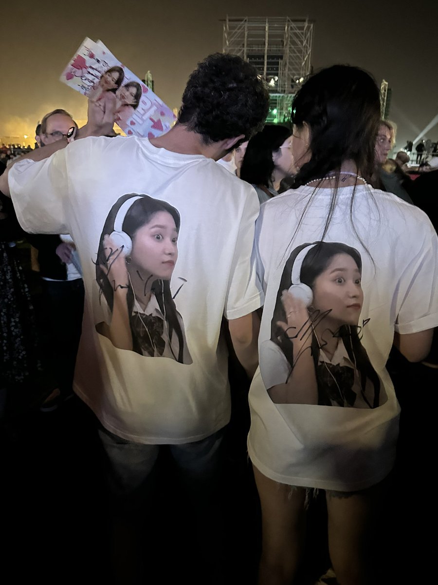 mugiwarasens's tweet image. I still can’t believe this happened to me 😭😭💜💜 Yeri signed our meme couple shirt with my gf 🥹 #RedvelvetinBarcelona