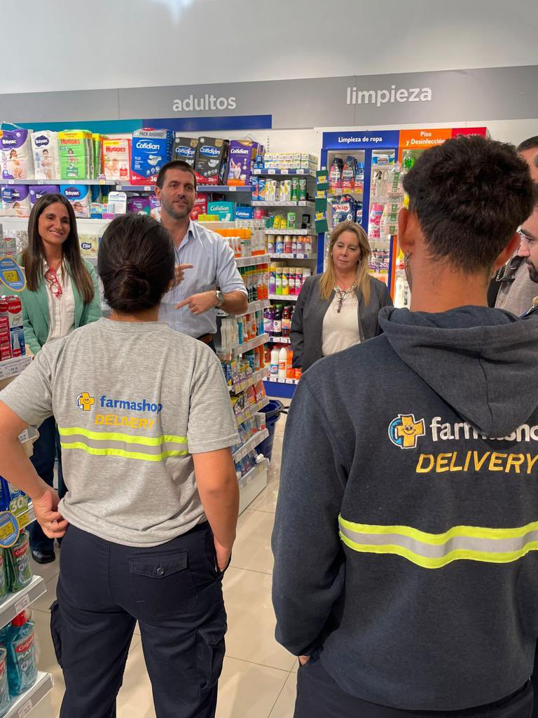 Con <a href="/elenalancaster_/">ElenaLancaster 🇺🇾</a> visitamos participantes de ACCESOS 2022 en Treinta y Tres, que luego del programa, ingresaron a trabajar a la Empresa Madrina <a href="/FarmashopUY/">Farmashop</a>. Es gratificante conocer la experiencia de quienes abrazaron la oportunidad. ¡Felicitaciones <a href="/MonicaP733/">Monica Pereira Sosa</a> y equipo!