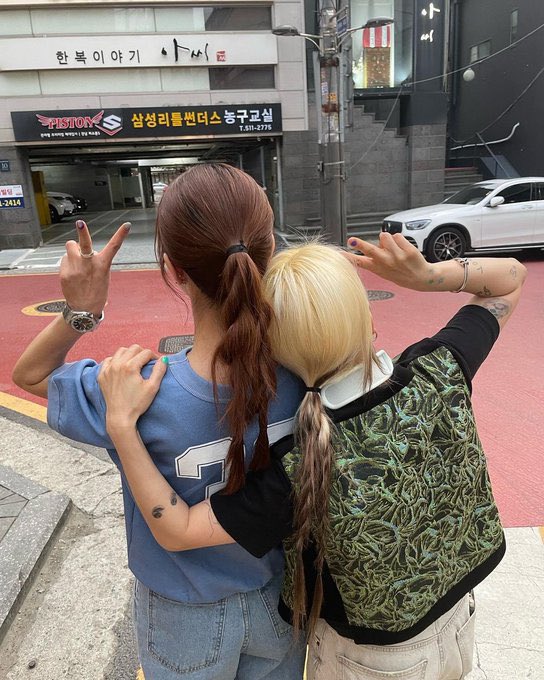 SoEun with her lovely team 🥰 

IG: yellowhajeong
#kimsoeun #김소은