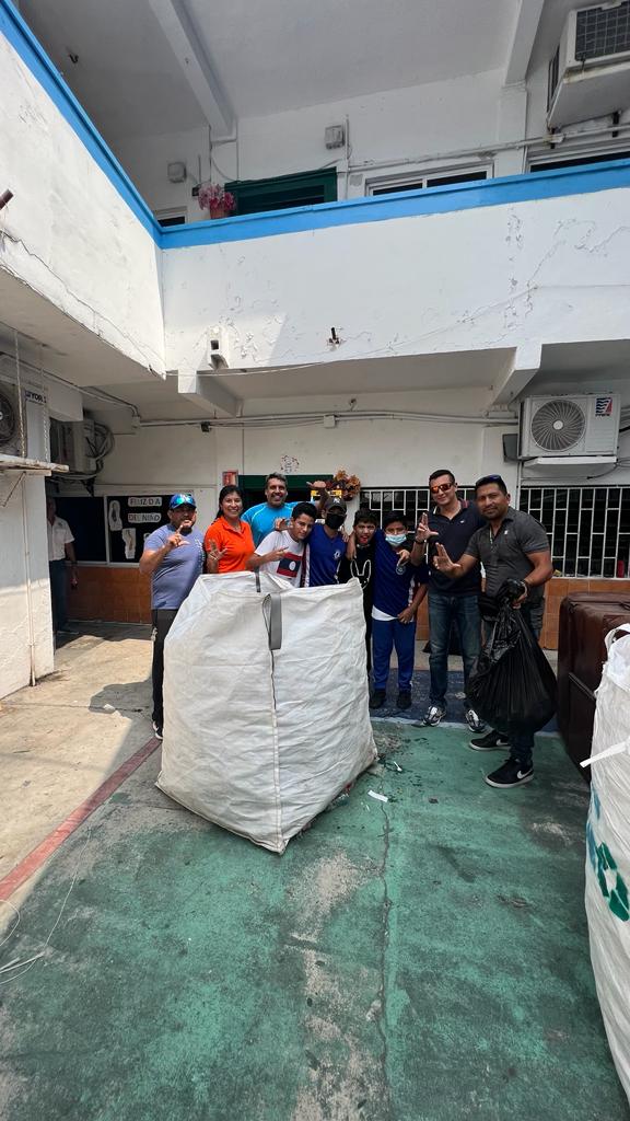 Cada gotita va sumando. Gracias a la esc. la Fayette 35 y 42 por su apoyo incondicional en donación de tapitas y pet. Siempre  con disciplina y compromiso. Gracias a ntro.Pdte @lgps03101 por su apoyo incondicional. #5oo padrinos #masunidosquenunca 
Fundación AYABS por ntrosNiños