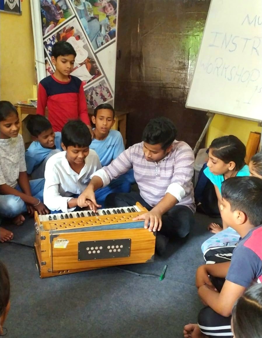 challengersgut's tweet photo. The first day of the Musical instrument Workshop was completed amazingly with the lessons of Harmonium. Children showed curiosity in music and learned a bunch of new things. 🎶🎸🎹
#C3 #ChallengersCollabCentury #collaborate #collab1 #musicalworkshop #ChallengersGroup https://t.co/BWPUoQMICs