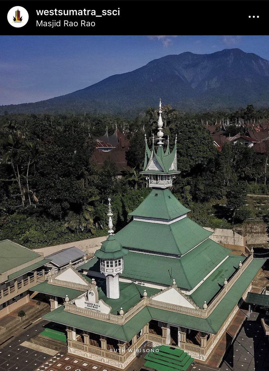 sempat lewat Ulakkan dan menemukan surau dg atap serupa namun bangunannya keliatan baru 

pernah jg lewat jalan batusangkar-bukittinggi menemukan bangunan serupa, lupa sy foto untung nemu di ig