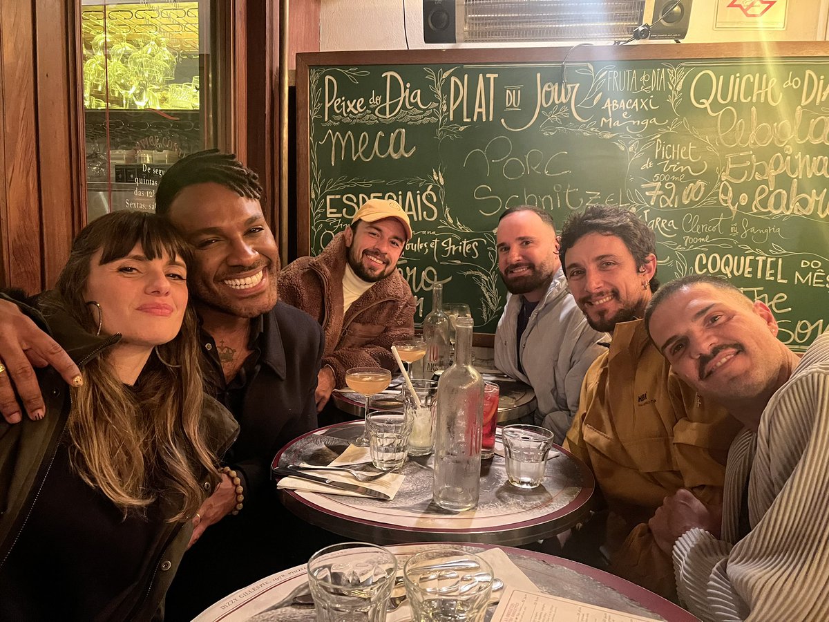 NicacioFred's tweet photo. Promessa é dívida! Fofo com o elenco completo de #QueerEyeBrasil ! Como eu estava com saudadeeees. 🤎 https://t.co/Jm0nrMlMcb
