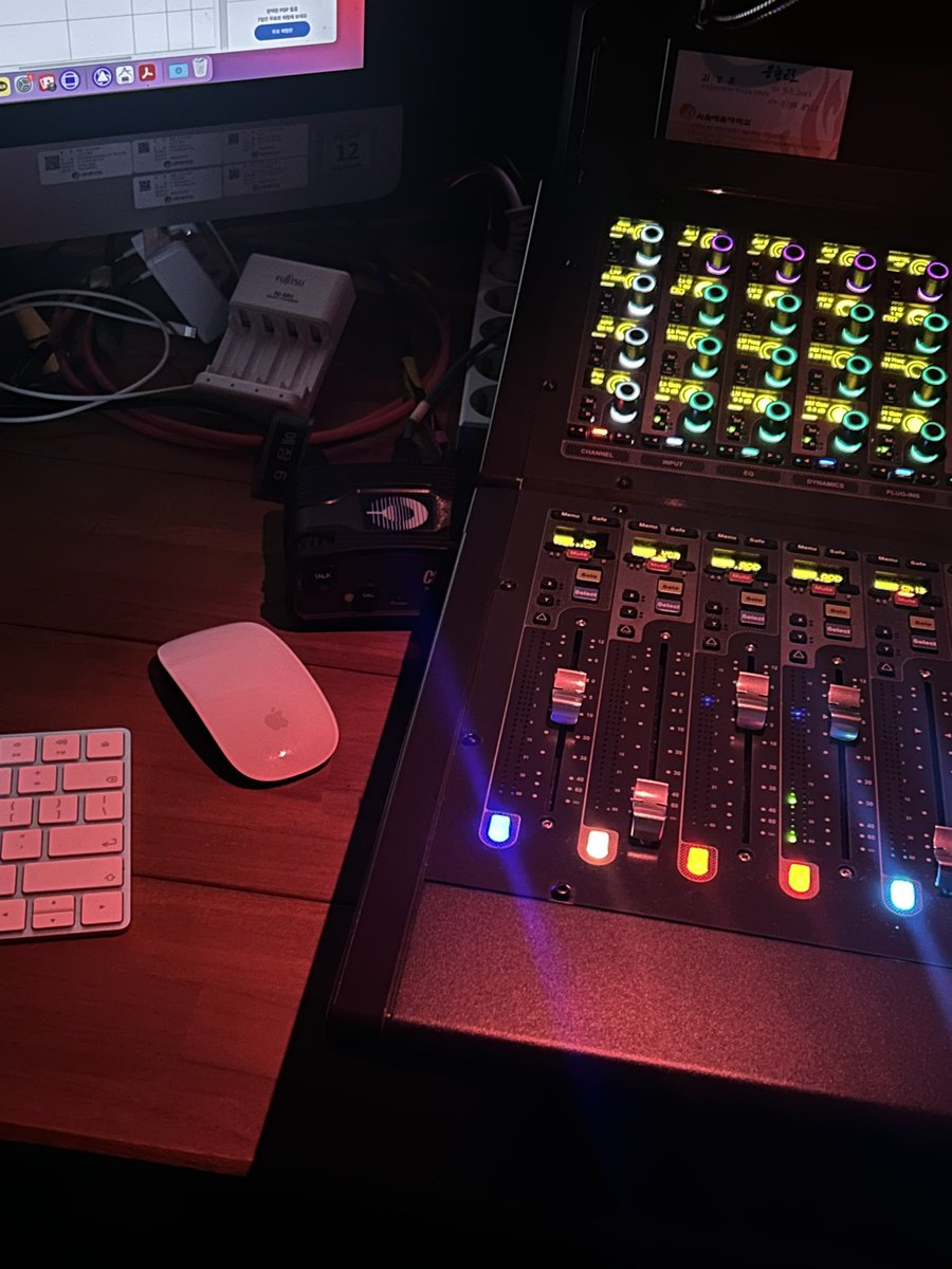 여러분 저는 ... 지금 음향 오퍼를 하고 있어요 🥲
하하 어려워요! 여러분들은 뭐 하구 계신가요!