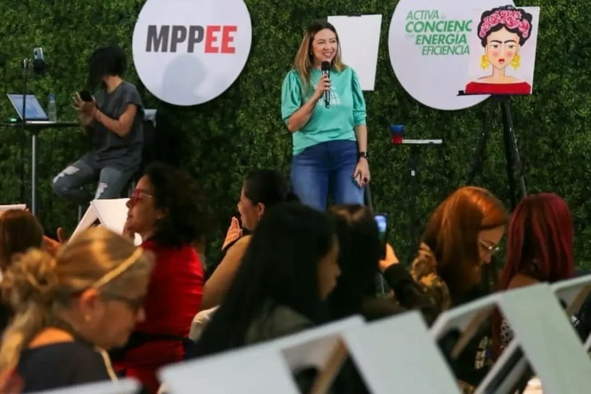 CORPOELECBAR_'s tweet image. Vía @NestorLReverol

Con “Arte y Café” la fuerza trabajadora del Sistema Eléctrico Nacional disfrutó de una jornada creativa promovida por #Asoelec, como parte de su décimo tercer aniversario.