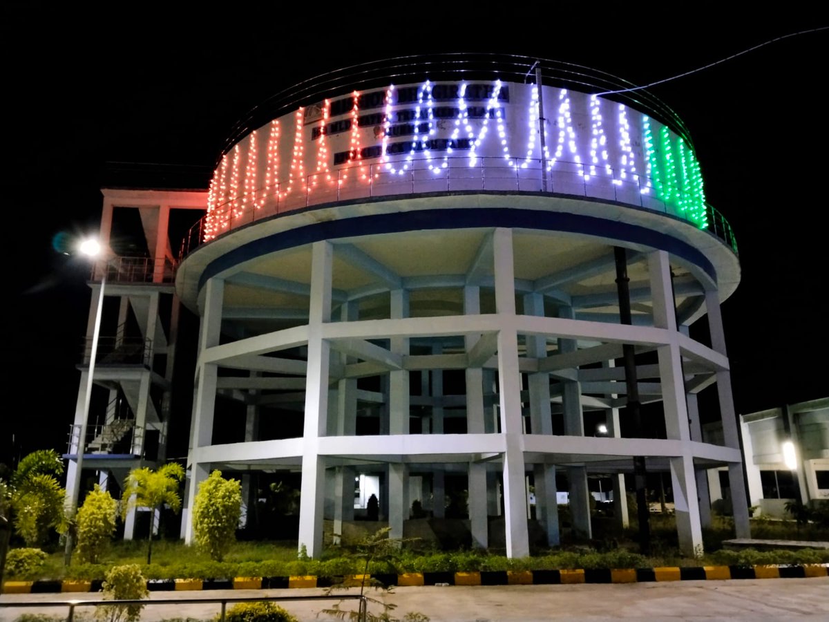 SmitaSabharwal's tweet photo. #TelanganaTurns10 
Mission Bhagiratha lights up commemorating the hopes, aspirations and achievements of #Telangana ✨
Happy #TelanganaFormationDay to the citizens, the Martyrs and their families 🙏 https://t.co/0AYUoYOLSx