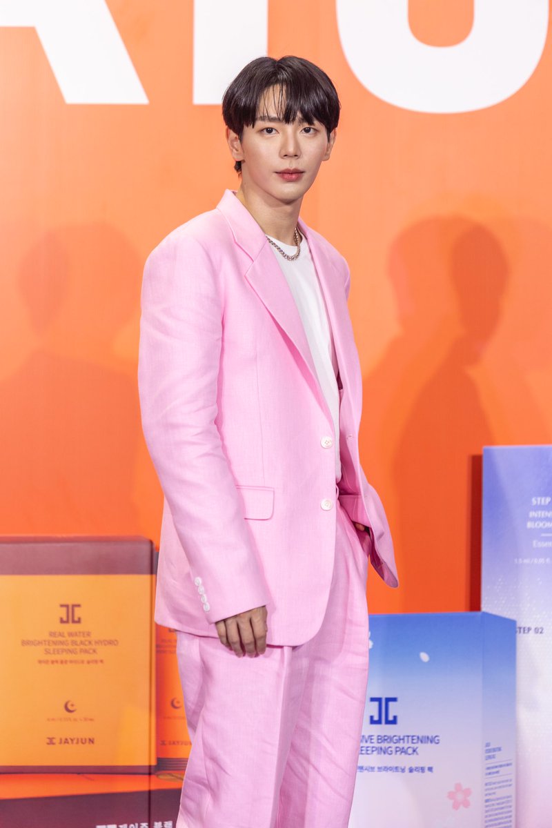 Jayjunth's tweet image. พรีเซนเตอร์คนเก่ง ของ JAYJUN ในลุคสีชมพูสดใสมากๆ #uppoompat @uppoompat