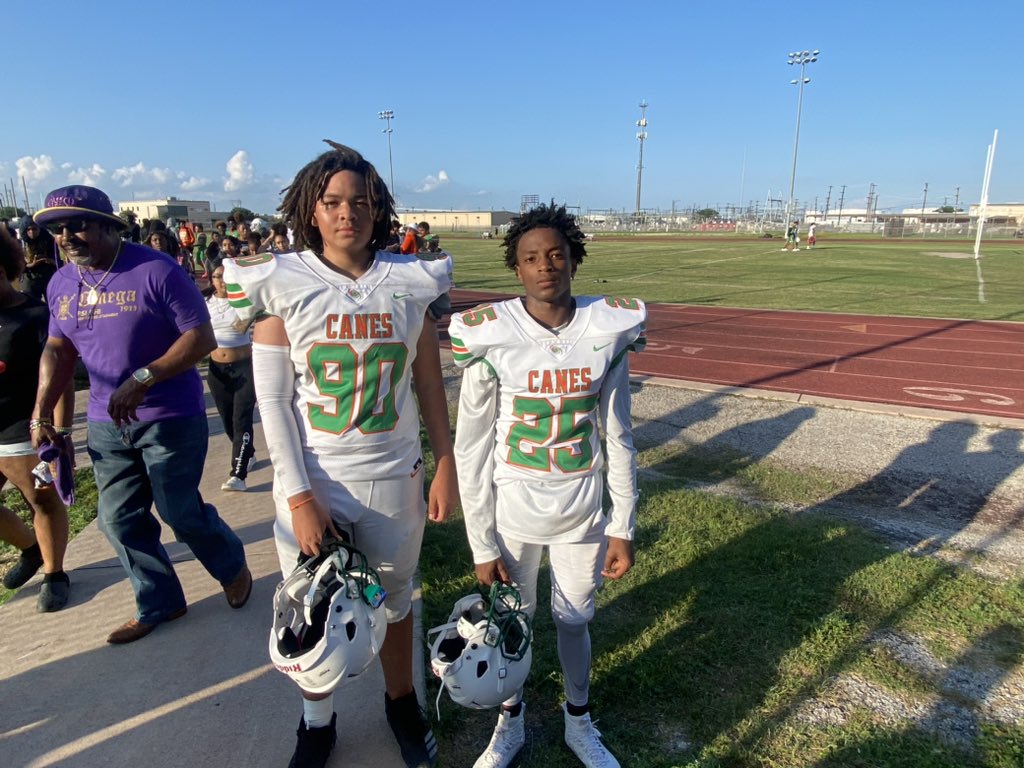 SAISDSamHouston's tweet photo. Mighty Hurricane Spring Football game! 💚🧡💚🧡 #powerinhurricanes #webelieve #hardworkwork https://t.co/fePDE1WZMR