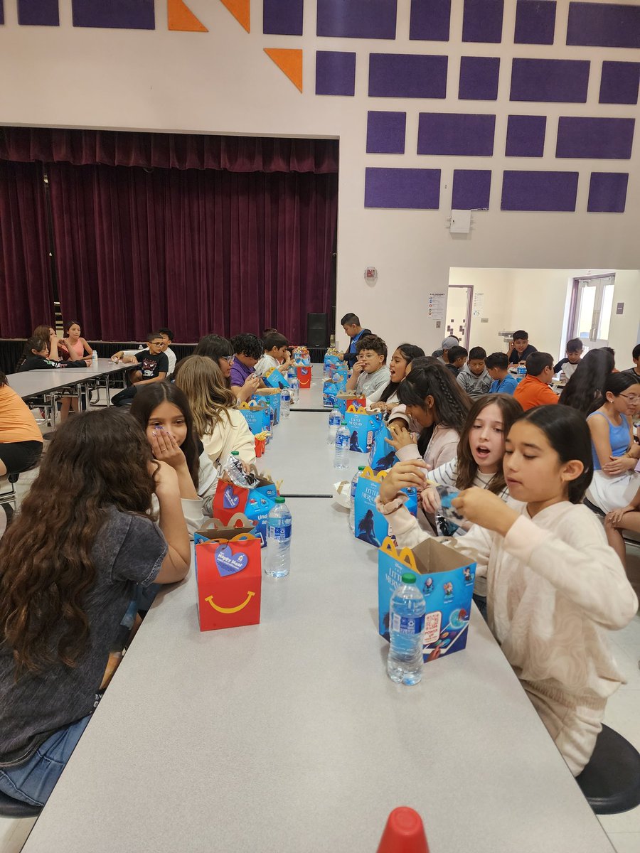 Congratulations to Mrs. Vasquez's 5th grade class for having the highest attendance percentage in May! #TeamSISD #uKnighted