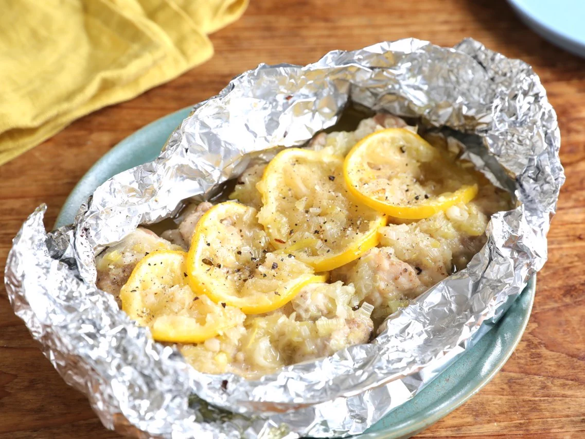 ネギ塩×レモンは間違いない！！包んで焼くだけ「鶏肉の香味レモンホイル焼き」！