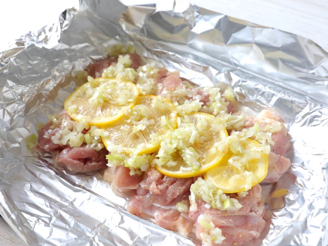 ネギ塩×レモンは間違いない！！包んで焼くだけ「鶏肉の香味レモンホイル焼き」！