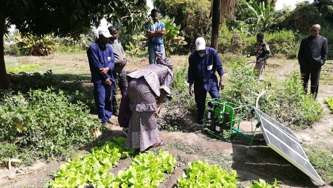 #FromTheFieldFriday🌴Emicom are installing another SF2 solar water pump for a local farmer in Mali. They will be irrigating local vegetables from a shallow well

#Solar #Agriculture #RenewableEnergy #PoweredByTheSun⁠ #NaturalFarming #FarmLife #Mali #WaterPump