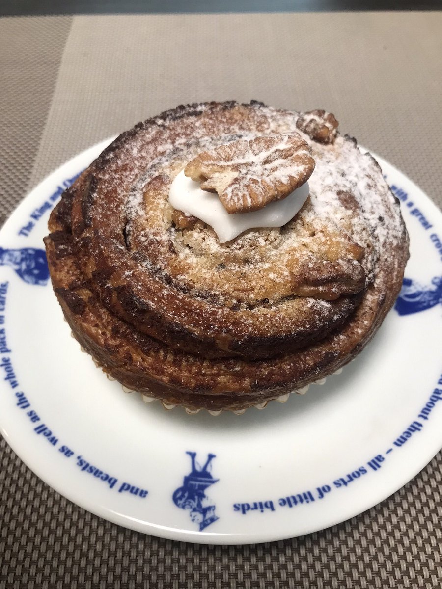 🍽朝ごはん🍽 本日の朝食は『シナモンロール』でした🥯 シナモンの香りがたまりません🤤 う〜ん、美味い😋🥯見栄えが良かったので撮影したよん🎶