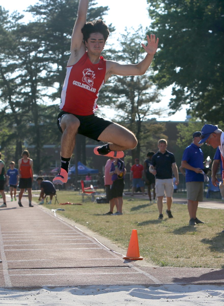 After day 1's action, GHS's Kendall Barnhart qualifies for states in the 400m by winning w/ a time of 57.85 seconds. Billy Bogue 8th in long jump, VHS's Chloe Kirgan 1st in her heat (5th overall) in 800m & Wiley Dawson-Beilby 5th in 400m. @theAEnews @GoDutchAthletix @GLandTrack