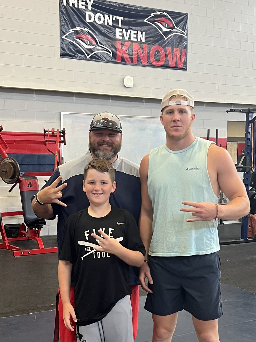 Camden had to make sure he got a picture with his hero before he left for <a href="/UHCougarFB/">Houston Football</a> thanks <a href="/jett_runion/">Jett Runion</a> for everything you’ve given to this program and for being a great role model for Camden! Go Cougs!