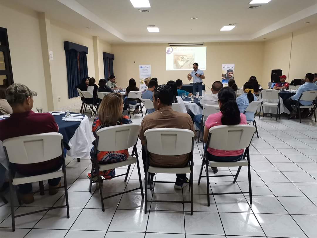 Sagrisasv's tweet photo. Este día el Dr. Carlos Calvo, Técnico de Boehringer Ingelheim realizó dos ponencias, donde en ambas, explicó los principales desafíos parasitarios en perros y gatos y cómo enfrentarlos. Las charlas se llevaron a cabo en Santa Ana 🐕🐈. https://t.co/hvLP0T2TEy