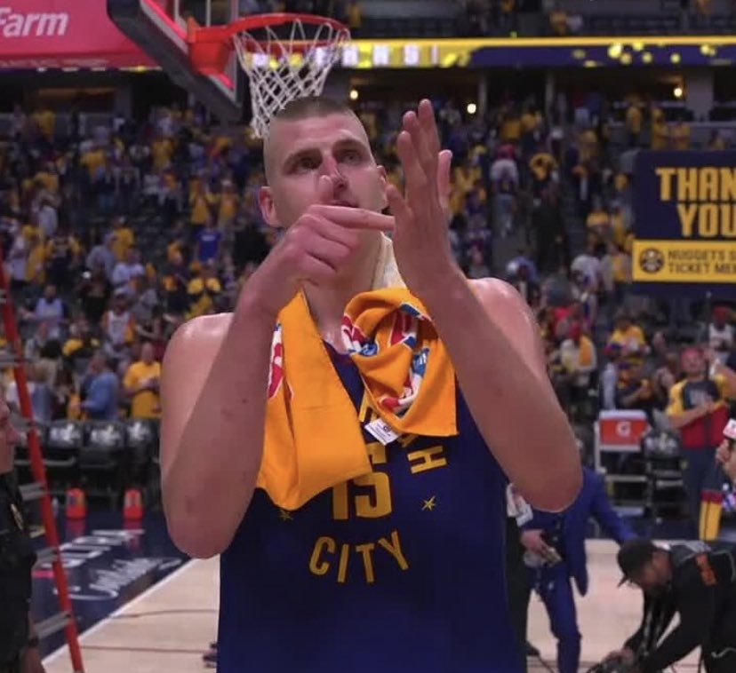 bucketsavenue's tweet photo. This man is literally breaking basketball https://t.co/iguGILhFXH