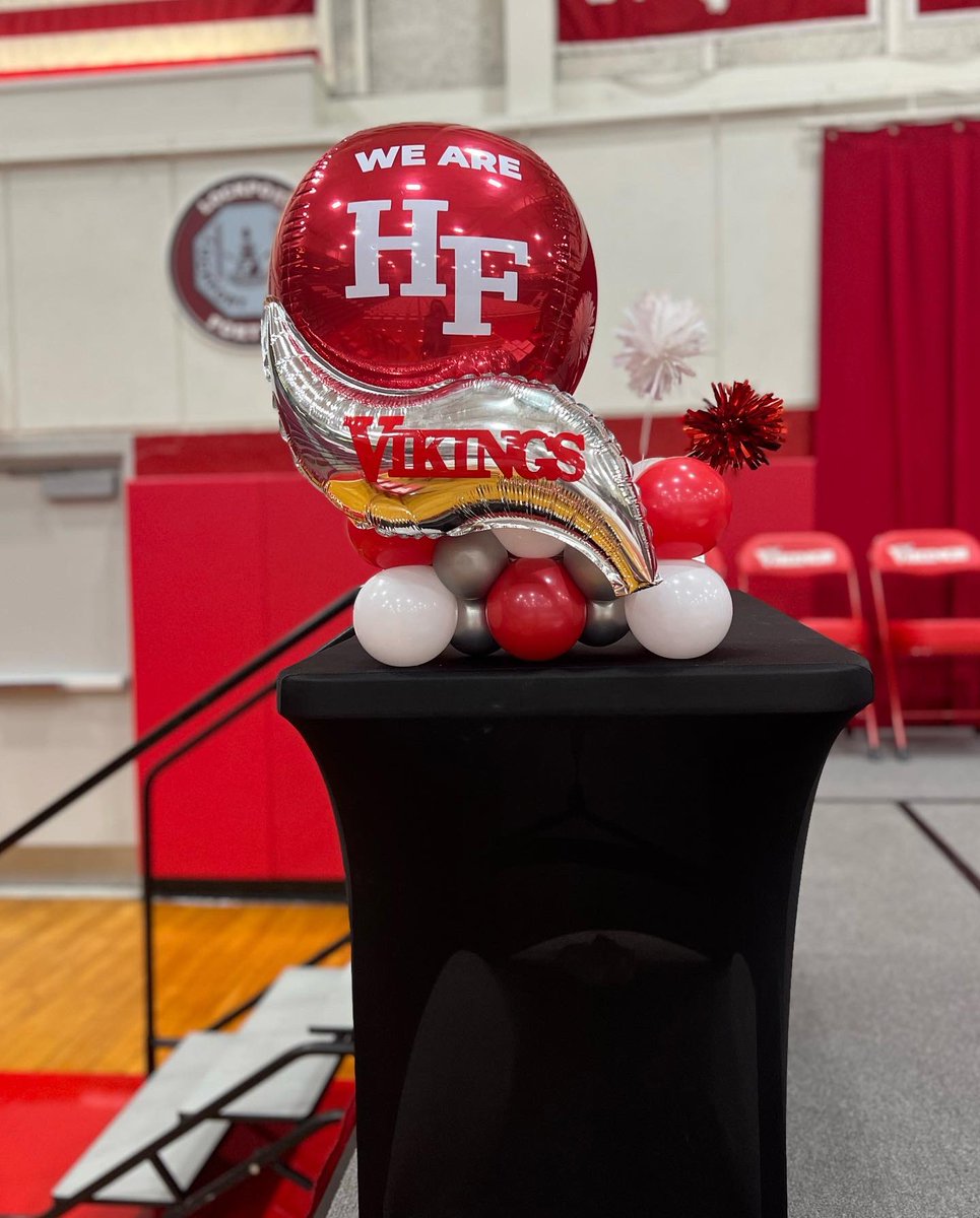 One last night of celebration before Graduation. Congrats to all our Coaches and Athletes on your 2022-2023 season❤️🤍 #WeAreHF  @HFHSAthletics @HFHS59 

•follow my ballon page on instagram @balloon_envy 🎈