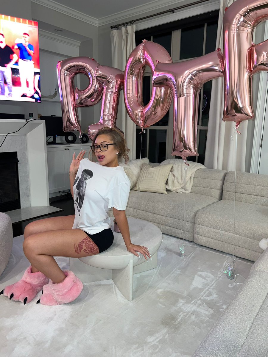 Latto's tweet image. Ya bitch wanna party w Cardi 🥳