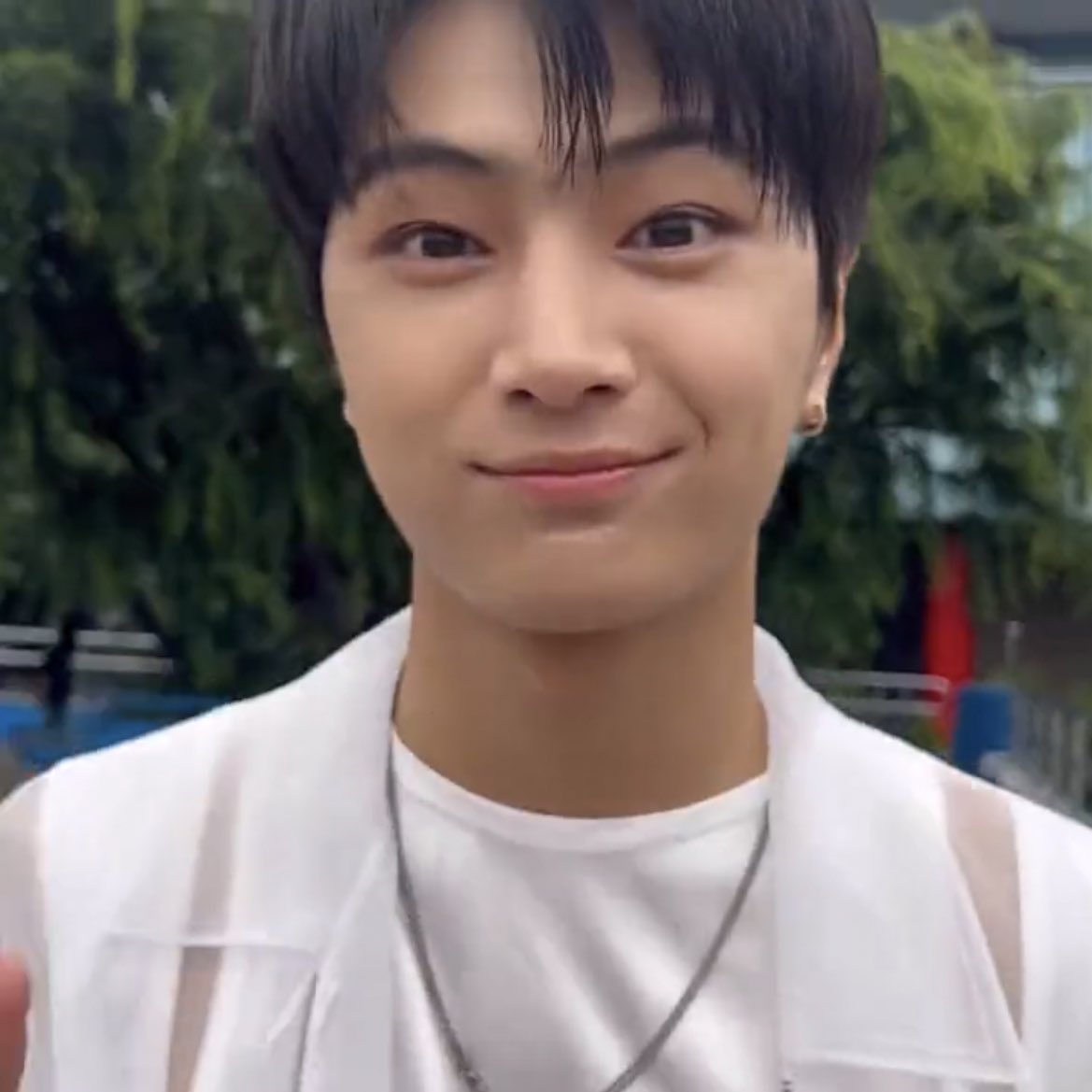 mytinyjay's tweet photo. to see jay this close :< https://t.co/z5QFvI9Jxi
