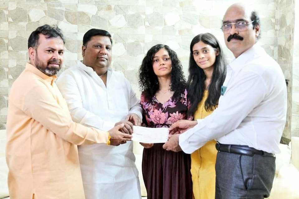 HemsonsRajesh's tweet photo. CM Arvind Kejriwal के निर्देश पर खाद्य-आपूर्ति मंत्री Imran Hussaain ने दिवंगत Covid Warrior डॉ प्रेरणा जैन जी के परिवार को 1 Crore की सम्मान राशि प्रदान की।

डॉ प्रेरणा जैन जी ने मानवता की सेवा करते हुए देश के लिए अपना सर्वोच्च बलिदान दिया है, जिसके लिए पूरे देशको उन पर गर्व है https://t.co/qcHFPJxaNZ