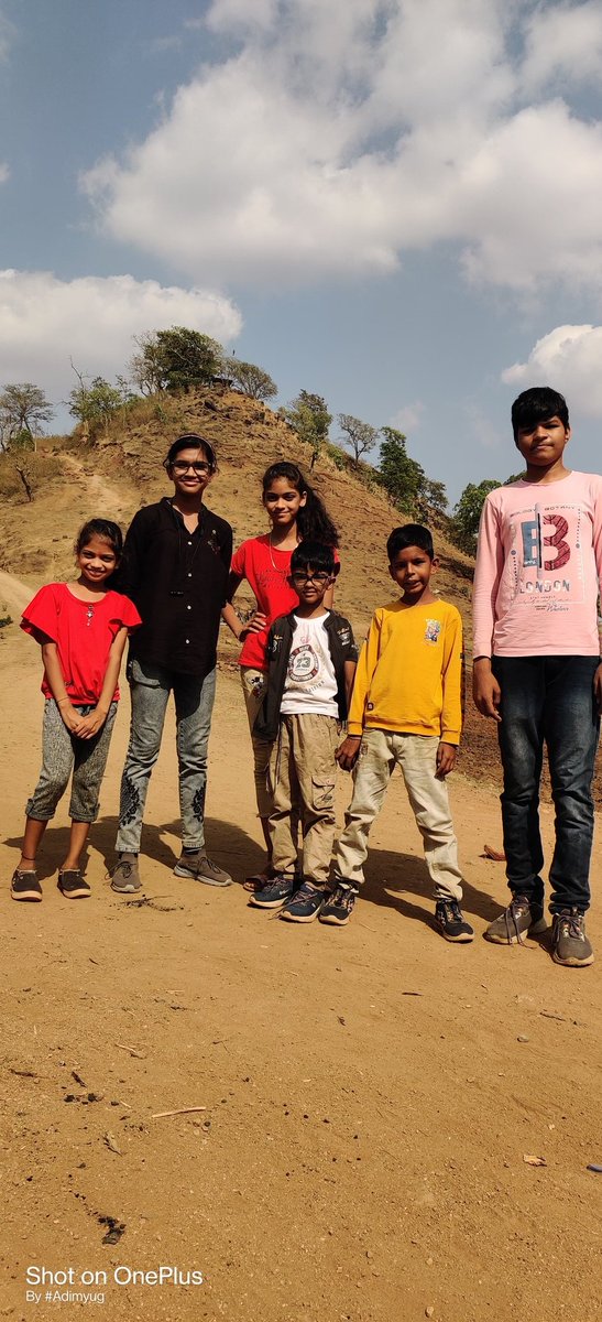 भविष्य की तुलना से नहीं अभी से एहसास होना चाहिए की हमारी घर की दीवाल पे लगे फ़ोटो फ्रेम हमारी कुल देवी रानीकाजल माता की है।।
#हमारे_परिवार_के_बच्चे
#रानिकाजल_माता
#मथवाड़ #मध्यप्रदेश