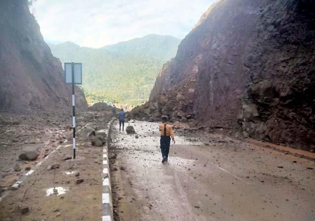 मेहला व थापना के पास भूस्खलन, कीरतपुर-नेरचौक फोरलेन बंद #BilaspurHindiNews #Kiratpur #Landslide #HimachalPradeshHindiNews #BilaspurLocalHindiNews #BilaspurHindi