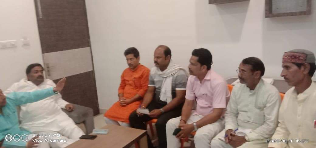 महा संपर्क अभियान के सफलता हेतु विधानसभा पड़रौना के मंडल अध्यक्ष एवम् विशुनपुरा के प्रमुख विध्यवासनी श्रीवास्तव तथा सदर विधायक मनीष जायसवाल के साथ चर्चा किया