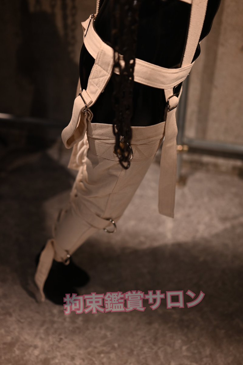houseofshibu's tweet photo. 「拘束衣上下」
拘束衣の上だけはたまに見ますが、上下揃ってるのはとても珍しいです。
肩で吊り上げ、爪先立ちで不安定な状態にしました。
そして、おそらく排泄のためだと思うのですが、お尻だけは出てるものだから手を入れられてしまいます。

拘束者：@steel0880 
M：@jettyft https://t.co/wpiDk4lwPr