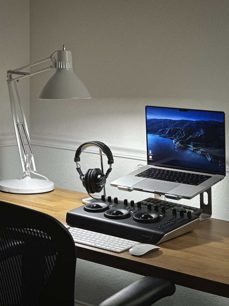 cameranerds's tweet photo. Dark Mode Activated #desksetup #apple #minimal #filmmaker https://t.co/OPMHojyoPb
