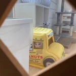 バスの運転手が睨んでくる...。その正体は白い猫ちゃん!