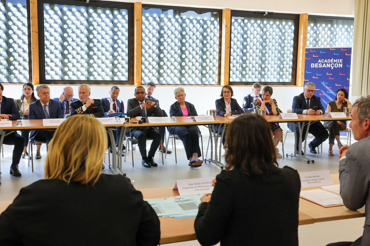 Au collège Pierre-Joseph Proudhon de Besançon où je suis ce matin avec <a href="/gdarrieussecq/">Geneviève Darrieussecq</a>, un partenariat exemplaire entre tous les acteurs de l’École inclusive : équipes éducatives, professionnels médico-sociaux, familles… Une démarche positive pour la scolarisation de tous.