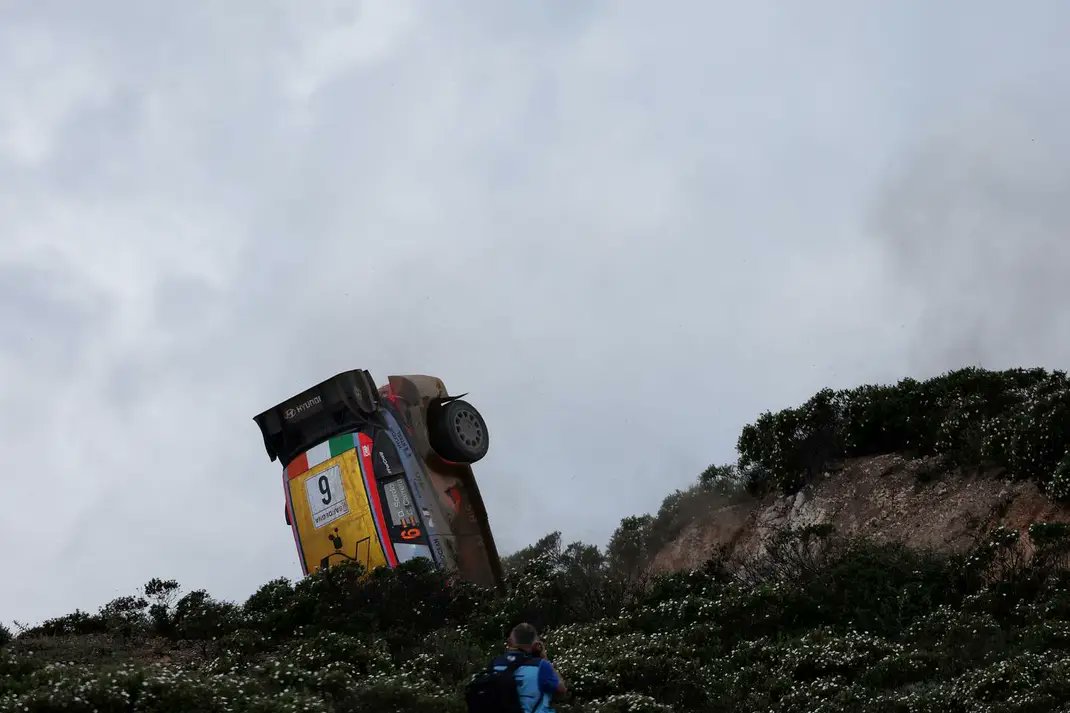 Upppps... El momento en el que Dani Sordo y Cándido Carrera caían por un terraplén con su Hyundai en la SS4... #RallyItalia 

Aún así llegaban a meta... #WRC 

Fotos: Jakub Pojmicz