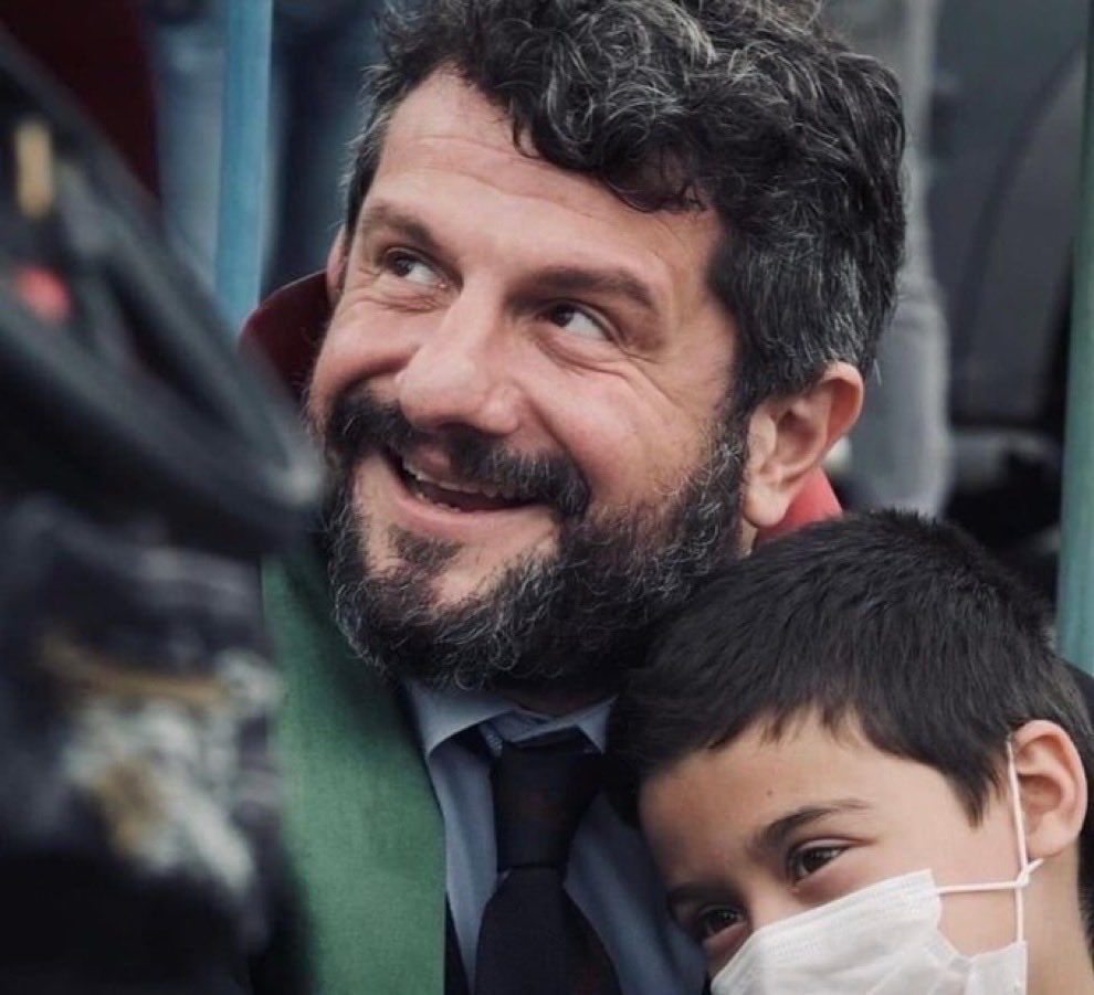 Bugün 3 eşi olan şahıs TBMM’de yemin edecek, halkın oylarıyla seçilen Can Atalay halen tutuklu. #CanAtalayaÖzgürlük