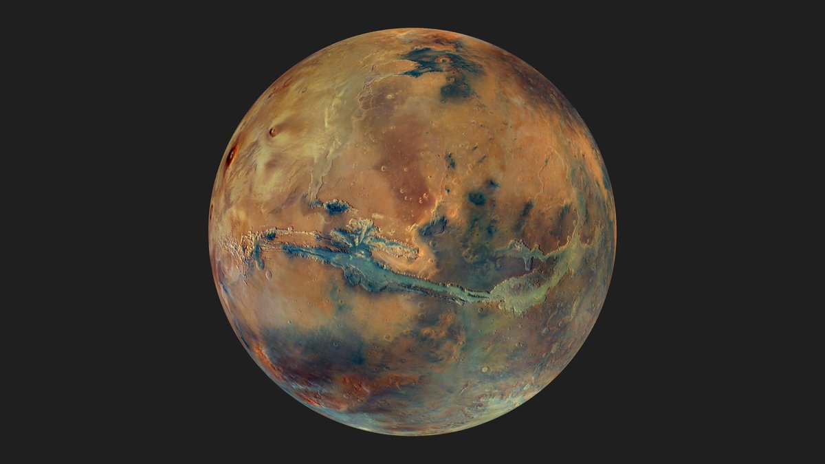 #Mars as you’ve never seen it before! 🤩🔴 In honour of the #MarsExpress 20th anniversary, we present a global colour mosaic of the Red Planet. The mosaic combines 90 individual images acquired by our #HRSC camera! dlr.de/en/latest/news…