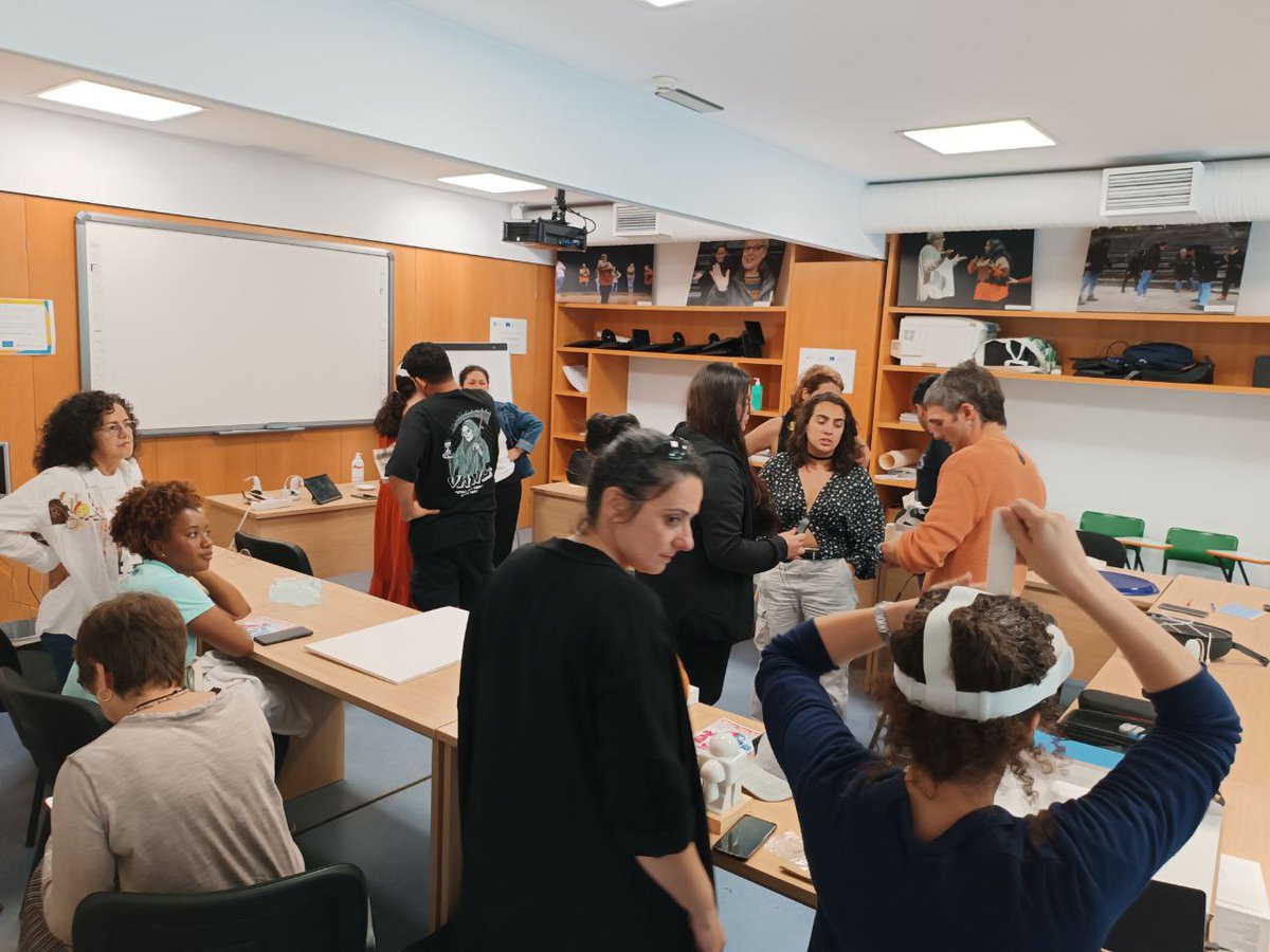 ecosdosur's tweet photo. ‼️ Venimos de recoger el II Premio en el concurso de Ideas de la Jornada de Industria en la @MAKERSGALICIA 
🎬 Al jurado le gustó el proyecto colectivo de realidad virtual que llevamos a cabo junto con @BeAnotherLab sobre experiencias de migración. Yeah! https://t.co/14TAp7L84f