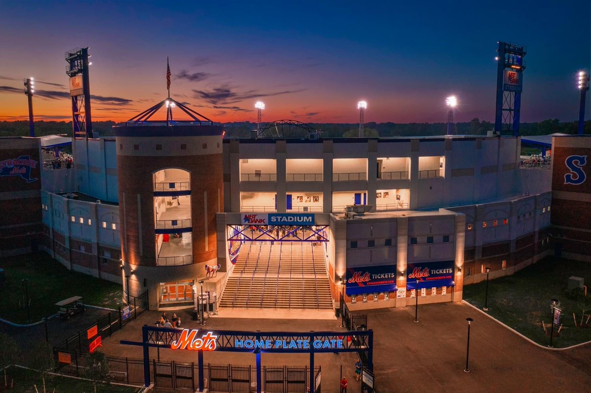 CNYCentral's tweet image. A stunning shot of NBT Bank Stadium at sunset (📸: Gavin Snyder). Keep the photos coming! Share your photos with us here: CNYCentral.com/ChimeIn
#CaptureCNY #syracuse #syracuseny #syracusemets #mets #sunset #cny #centralny #centralnewyork #upstateny #upstatenewyork #iloveny