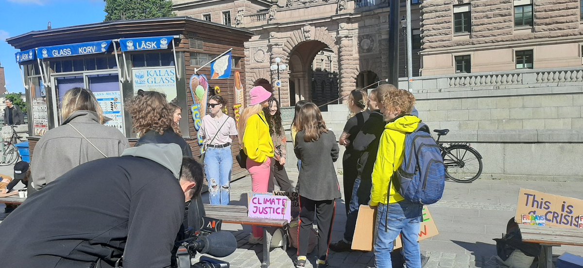 PulsEvrope's tweet image. Dear @GretaThunberg and @Fridays4future activists, thank you for this morning talk! It was a pleasure to meet you and to witness your determination in fighting for a right cause for all of us!
#PulseofEurope #mediatrips #serbianjournalists