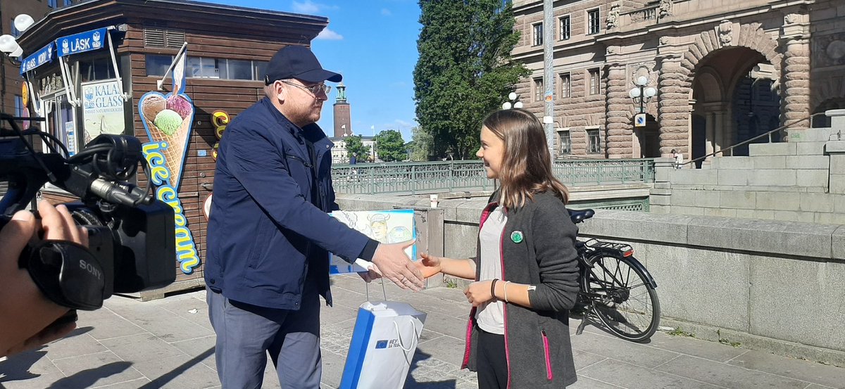 PulsEvrope's tweet image. Dear @GretaThunberg and @Fridays4future activists, thank you for this morning talk! It was a pleasure to meet you and to witness your determination in fighting for a right cause for all of us!
#PulseofEurope #mediatrips #serbianjournalists