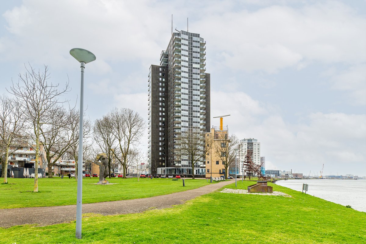 AttaMakelaars's tweet photo. Wonen aan de Nieuwe Maas met fantastisch uitzicht op de Erasmusbrug en SS Rotterdam? 🤩

📍 Charloisse Hoofd 63B – Oud-Charlois
💰 € 350.000 k.k.
🚗 Verplichte afname parkeerplaats € 25.000 k.k.
🛏 3-kamerwoning (ca. 87m2) met balkon op het zuiden☀

Vragen? ☎ 010 433 57 10 https://t.co/KTxTUfp2QR