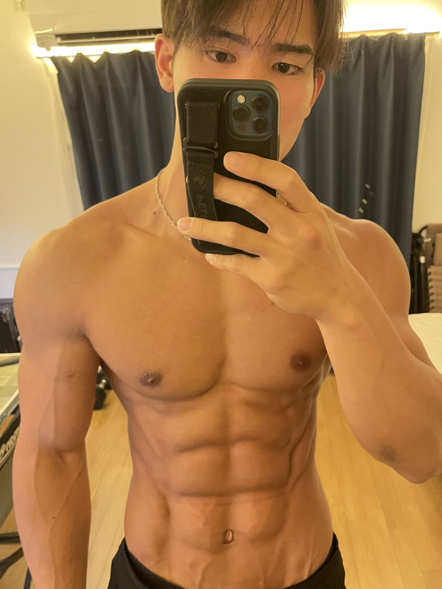 ①アブローラー（膝コロ）
②<a href="/HollywoodMuscl2/">R.J.MUSCLE＆COFFEE</a> 
RJさんみたいな分厚い腹筋にしたい🥹
③腹筋トレーニングは小5からやってる😎長い付き合いです🥹

夜にもう一回投稿したい🥹

#腹筋フェス