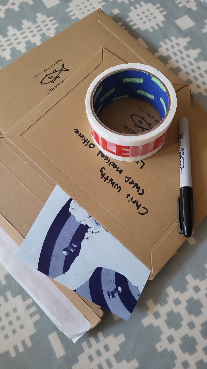 Postio heddiw. 
Deliveroo Caerdydd
Lawrlwythwch 'MrTracker'
I weld lle mae un chi arni.
Available ar yr app stores (ella)